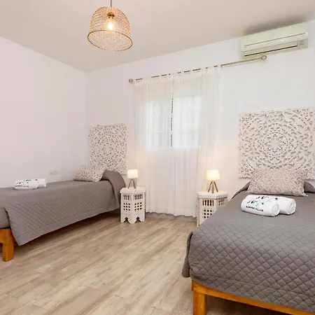 In Ibiza Town With Private Pool, Sleeps 10 فيلة