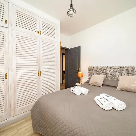 In Ibiza Town With Private Pool, Sleeps 10 فيلة